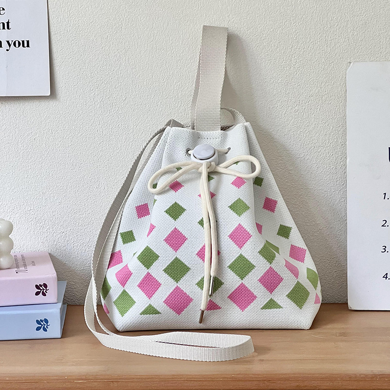 2025 nuevo diseño japonés y coreano simple bolso de hombro de punto de moda femenina versátil bolso portátil de viaje de verano
