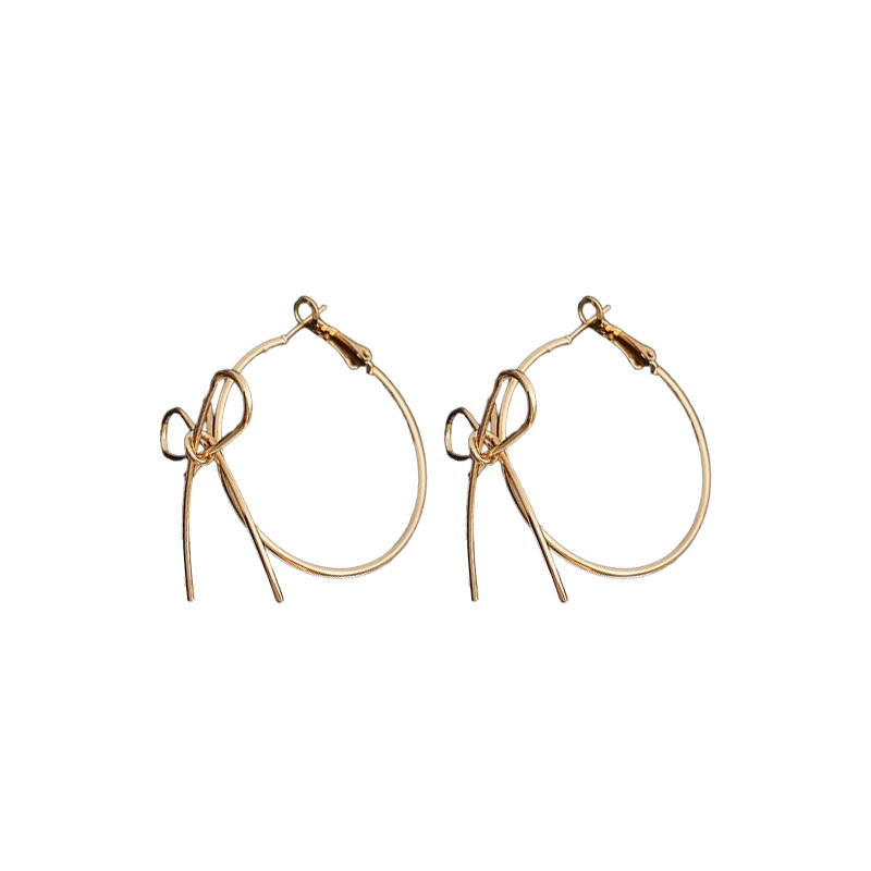 Aguja de plata Pendientes de lazo europeo y americano Estilo frío Pendientes de nicho de moda simple Pendientes de todo fósforo Lujo ligero Sensación de alto nivel Mujer