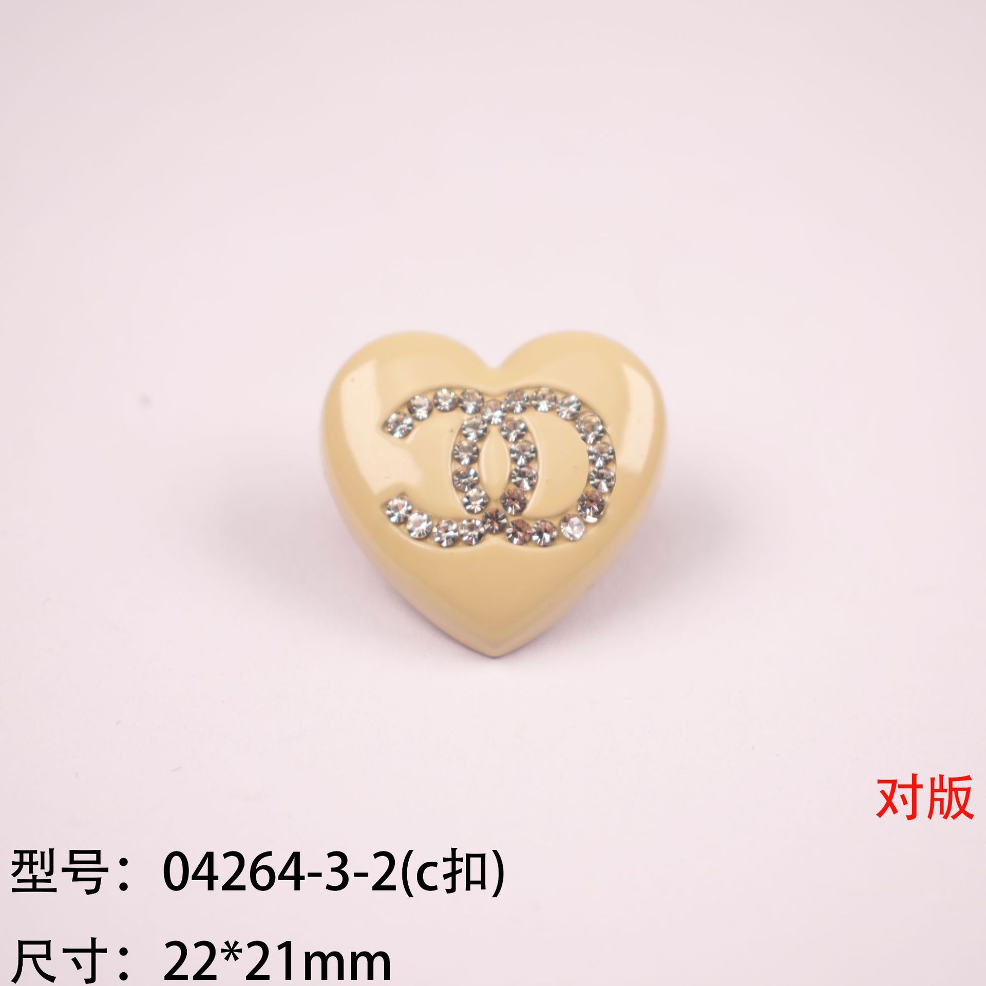 卸売り日韓柔らかい色の愛の小香風標のミュウミュウのアルファベットはダイヤモンドのdiy合金をつけて明るい漆を焼いて配合します。
