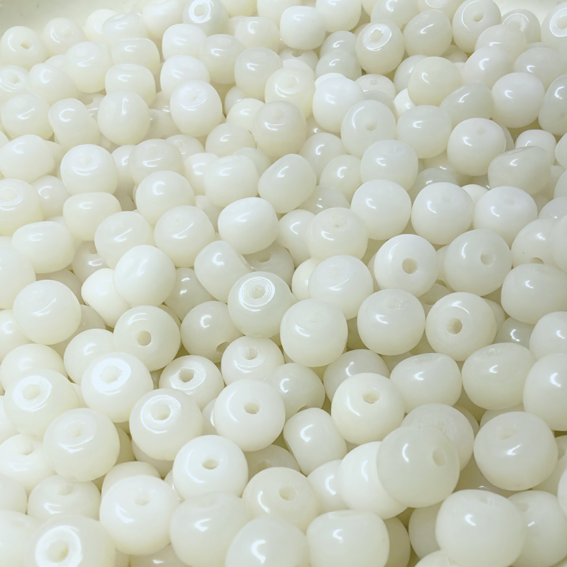 Бусины бочонки белые 6х8мм