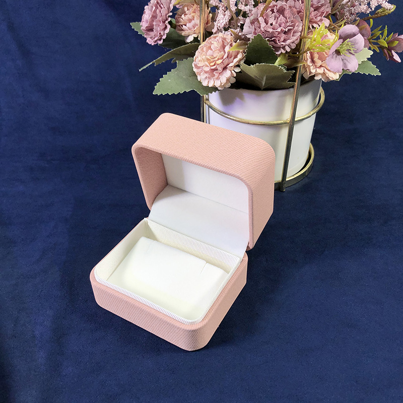 Cubierta de ángulo redondeado fresco caja de joyería de cuero PU caja de embalaje de joyería de moda anillo brazalete embalaje de joyería