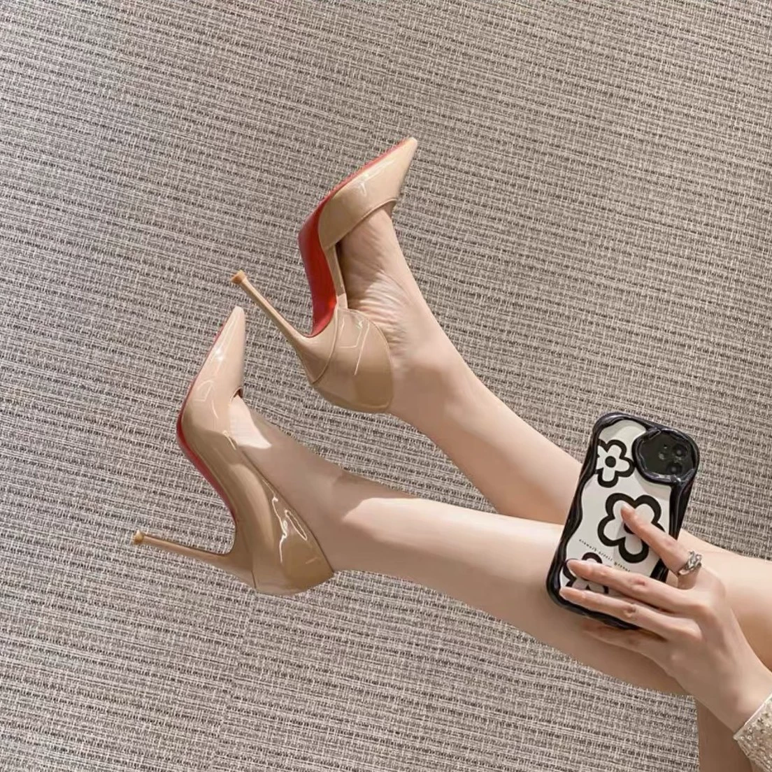 Красивее боковое пустое красное нижнее обнаженные высокие каблуки весной и летом новая лакированная кожа остроконечная