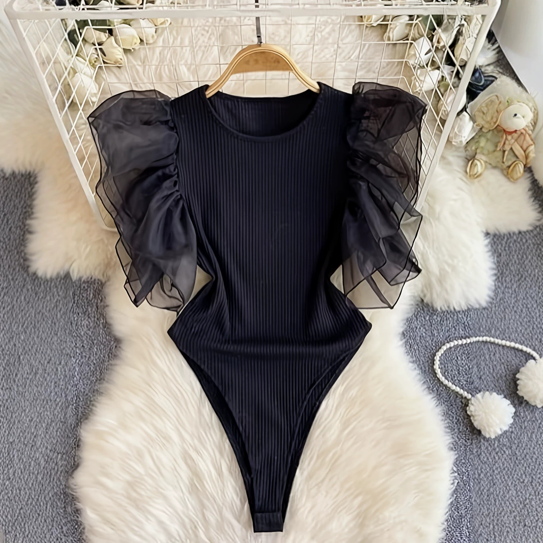 Sensuale body in rete con inserti in pizzo e texture a coste - Top corto che valorizza la figura femminile, elastico e traspirante_voghion.com