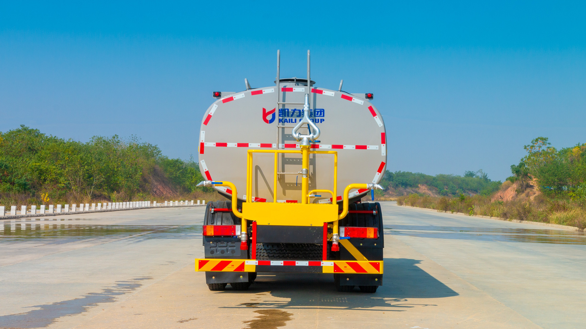 Dongfeng Huashen Hou Shuangqiao 22 Square Sprinkler Truck, Used for Factory Watering on the Construction Site, Landscaping Sprinkler Truck