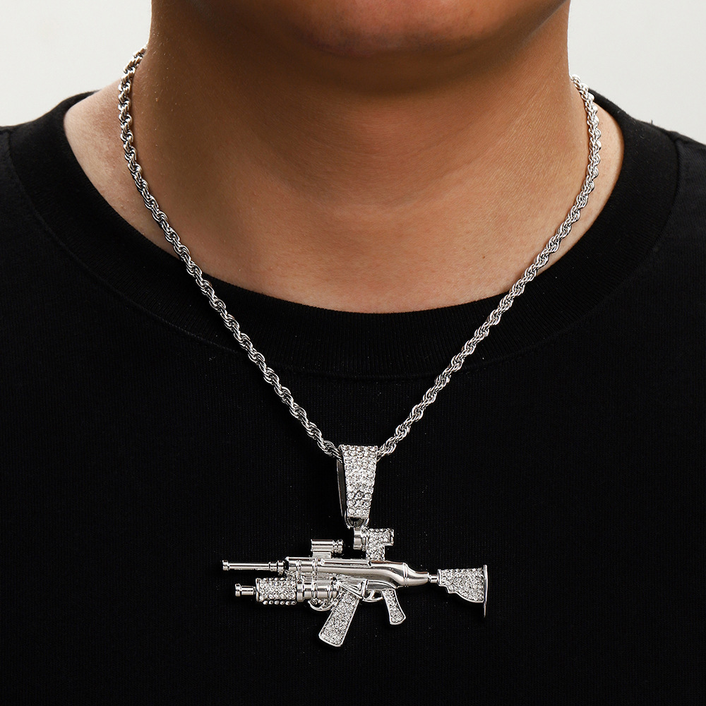 Joyas de pistola de diamantes europeos y americanos, simulación de aleación, modelo de arma AK, joyería de diamantes flash, collar de hombre de hip-hop, diamante completo