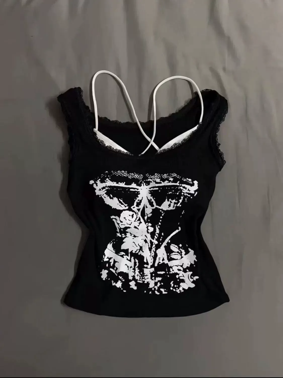 Летний новый чистый кружевной дизайн чувство камзол жилет женщина тонкая и тонкая с горячей девушкой короткий топ