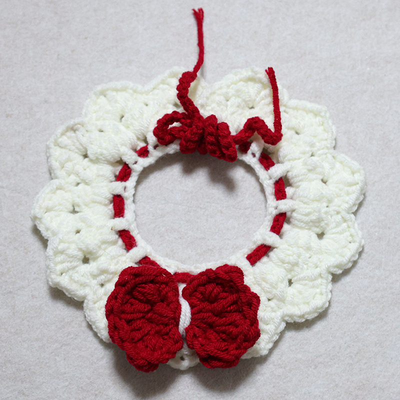 흰색 바탕에 붉은 나비