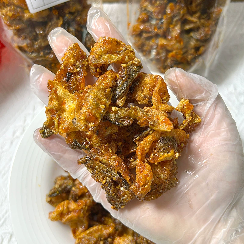 Острая рыбья кожа, слегка пряные закуски из морепродуктов готовые к приему пищи, острый вкус трески, офисные вкусности моря