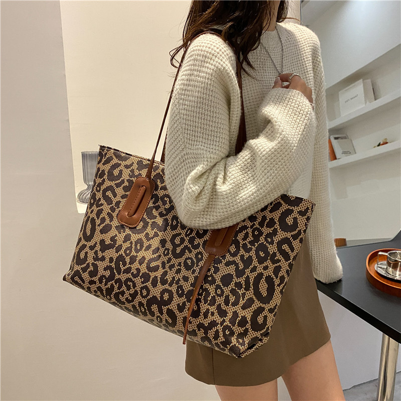 Frau Groß Alle Jahreszeiten Pu-leder Leopard Vintage-stil Quadrat Reißverschluss Tragetasche display picture 4