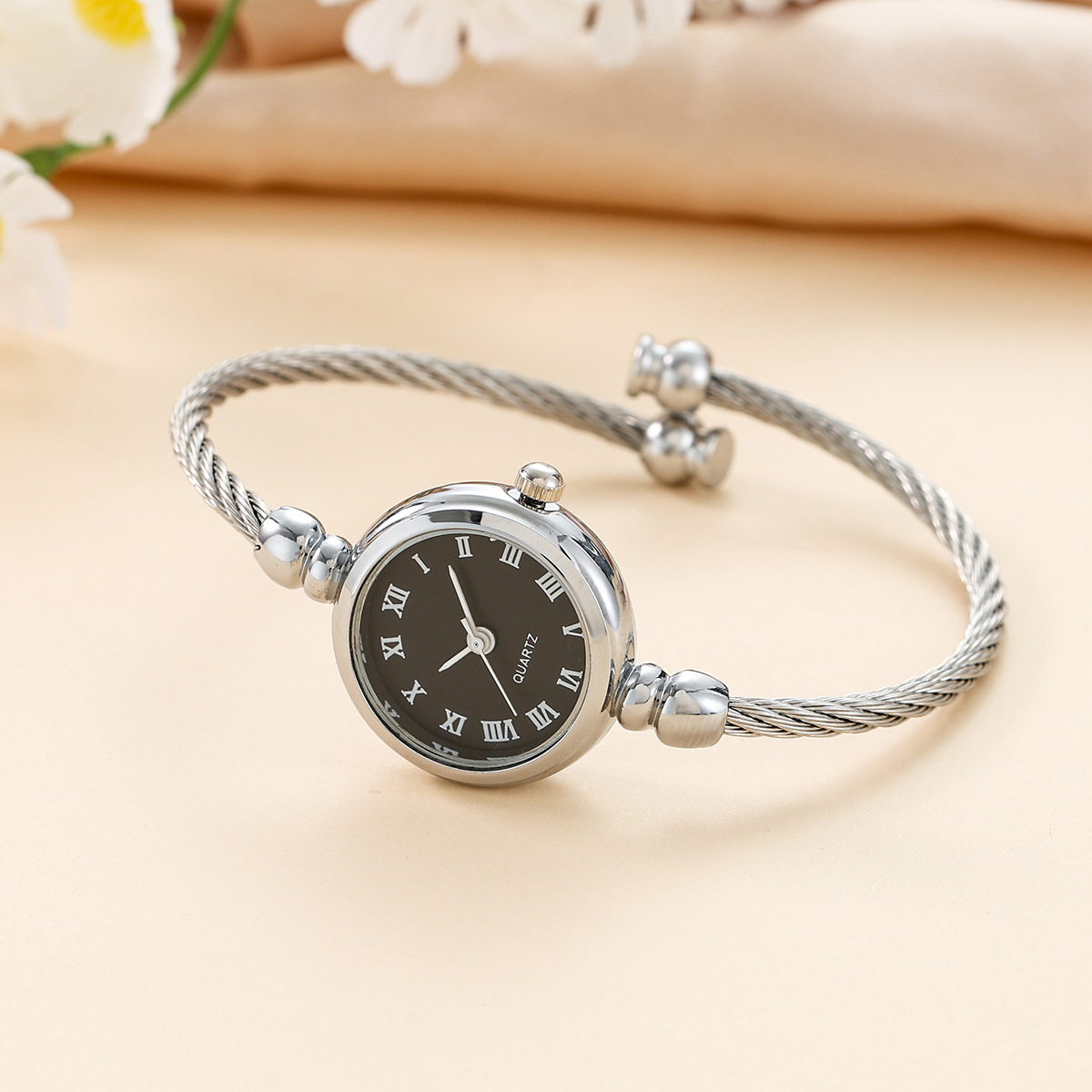 Nuevo reloj casual estilo pulsera para mujer, reloj fresco y sencillo para estudiantes, versión coreana, estilo pulsera moderno para estudiantes femeninas.