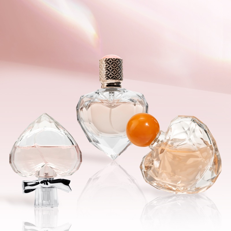 Suministro de botellas de perfume en forma de corazón 100ml 50ml 60ml botellas de pulverización de corazón de melocotón de presión de botellas de vidrio creativas