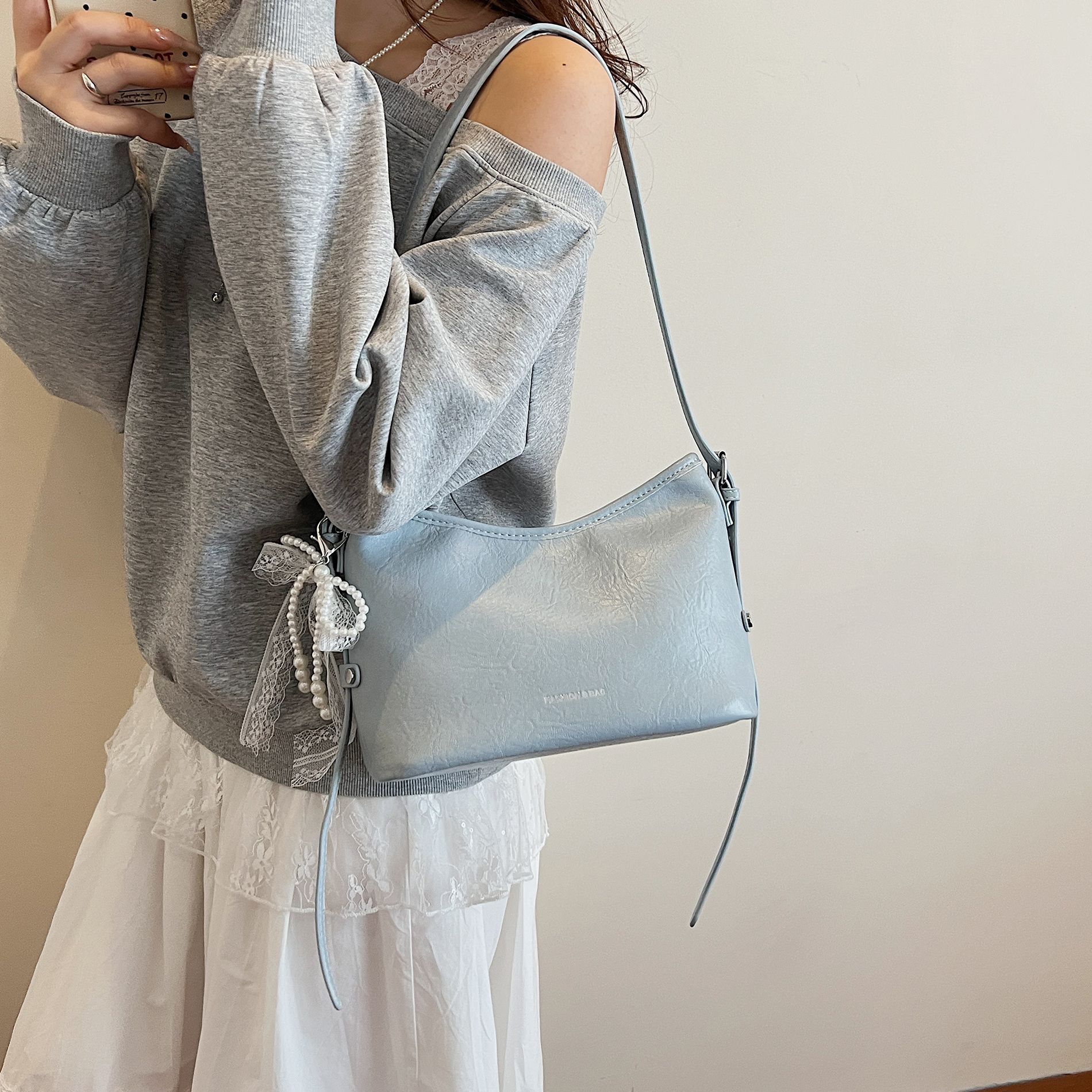 Bolso de axila para mujer 2025 nuevo estilo de alta gama, bolso de hombro de nicho, bolso de mensajero de todo fósforo de cercanías, bolso de cubo popular de este año