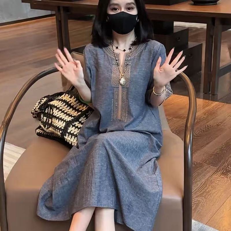 新しい中国風の刺繍 V ネックドレス女性のための 2025 夏の新しいルーズスリムカジュアル気質ロングスカート|undefined