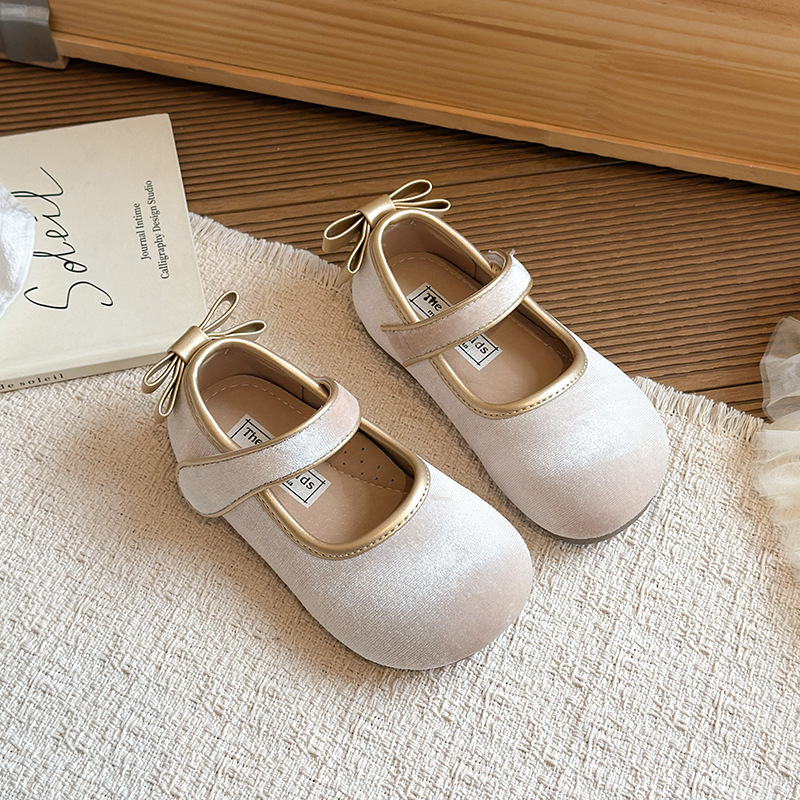 Zapatos de cuero para niñas 2026 primavera nuevos zapatos de arco para niños zapatos de princesa para niños zapatos de frijol