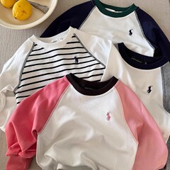 現物! 子供tシャツ2025春の新商品の男女子供服は色の刺繍の底のシャツの赤ちゃんのストライプのtシャツにぶつかって決まります。