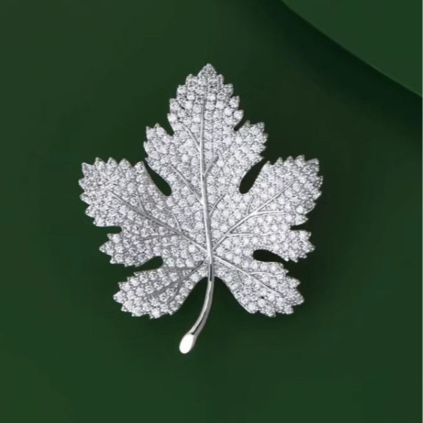 Elegant Maple Leaf Brooch For Women High-end Corsage Accessory_voghion.com