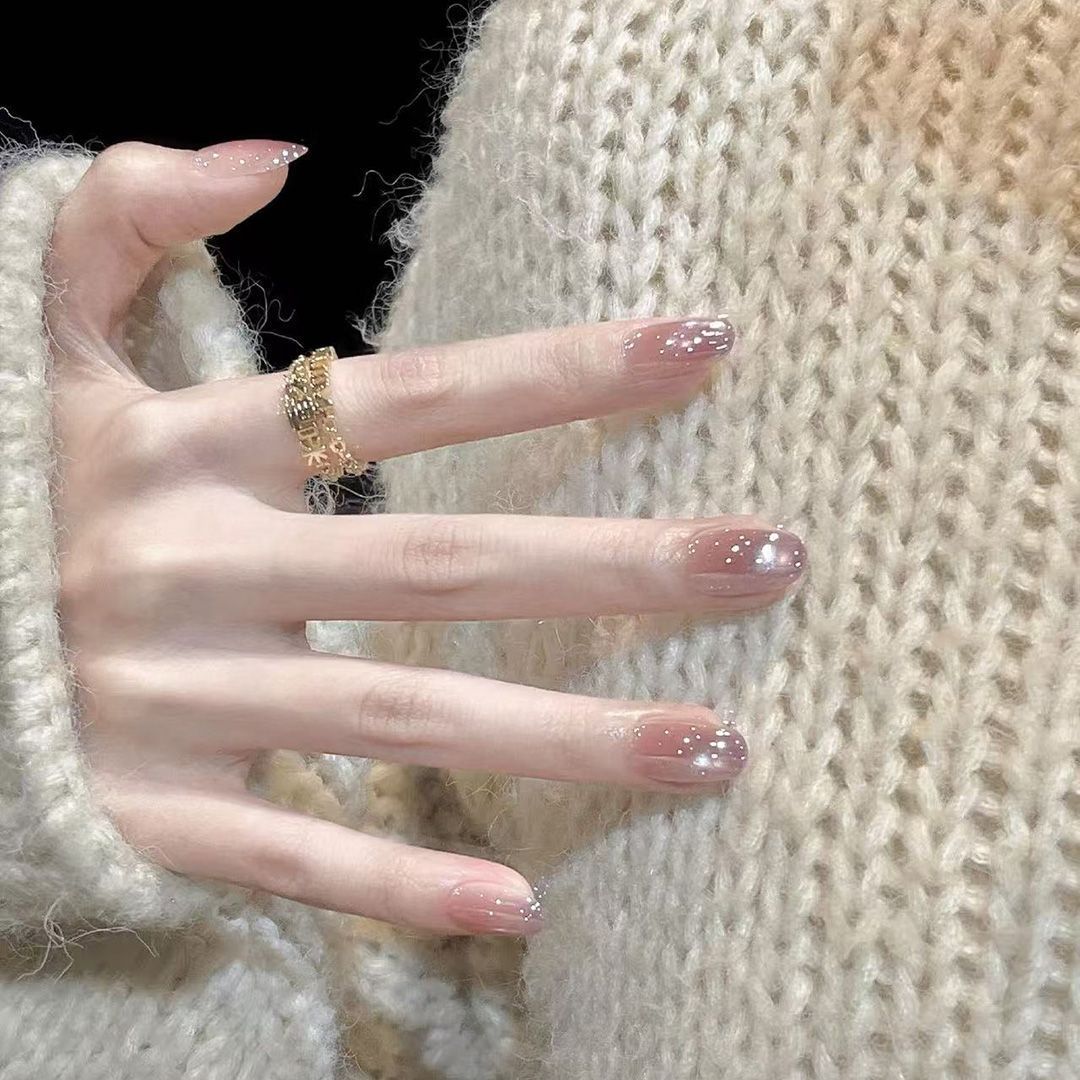 Uñas postizas francesas con diseño floral dorado, estilo ojo de gato, cortas y desmontables, producto de alta gama para arte de uñas 2026.