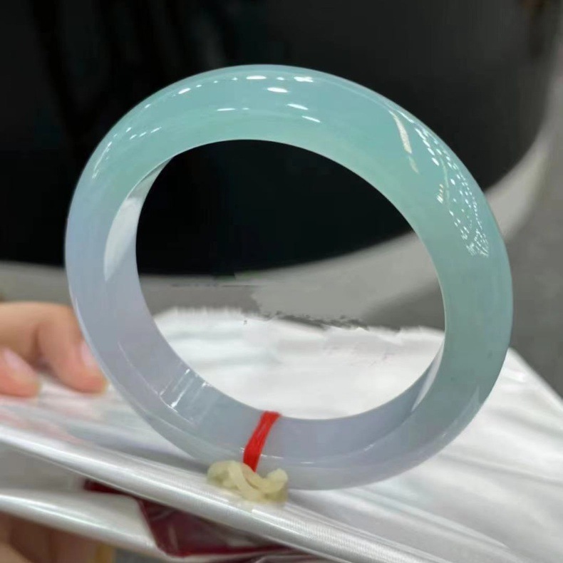 Vòng tay ngọc bích Myanmar hàng thật dày rộng phong cách cổ xanh nhạt (đường kính trong 52–64 mm) chi tiết 5