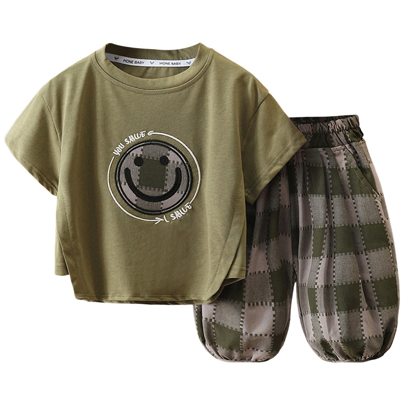 7228 Traje de verano para niños 2025 Nuevo estilo para niños Camiseta sonriente coreana de manga corta Pantalones a cuadros de verano Conjunto de dos piezas 3
