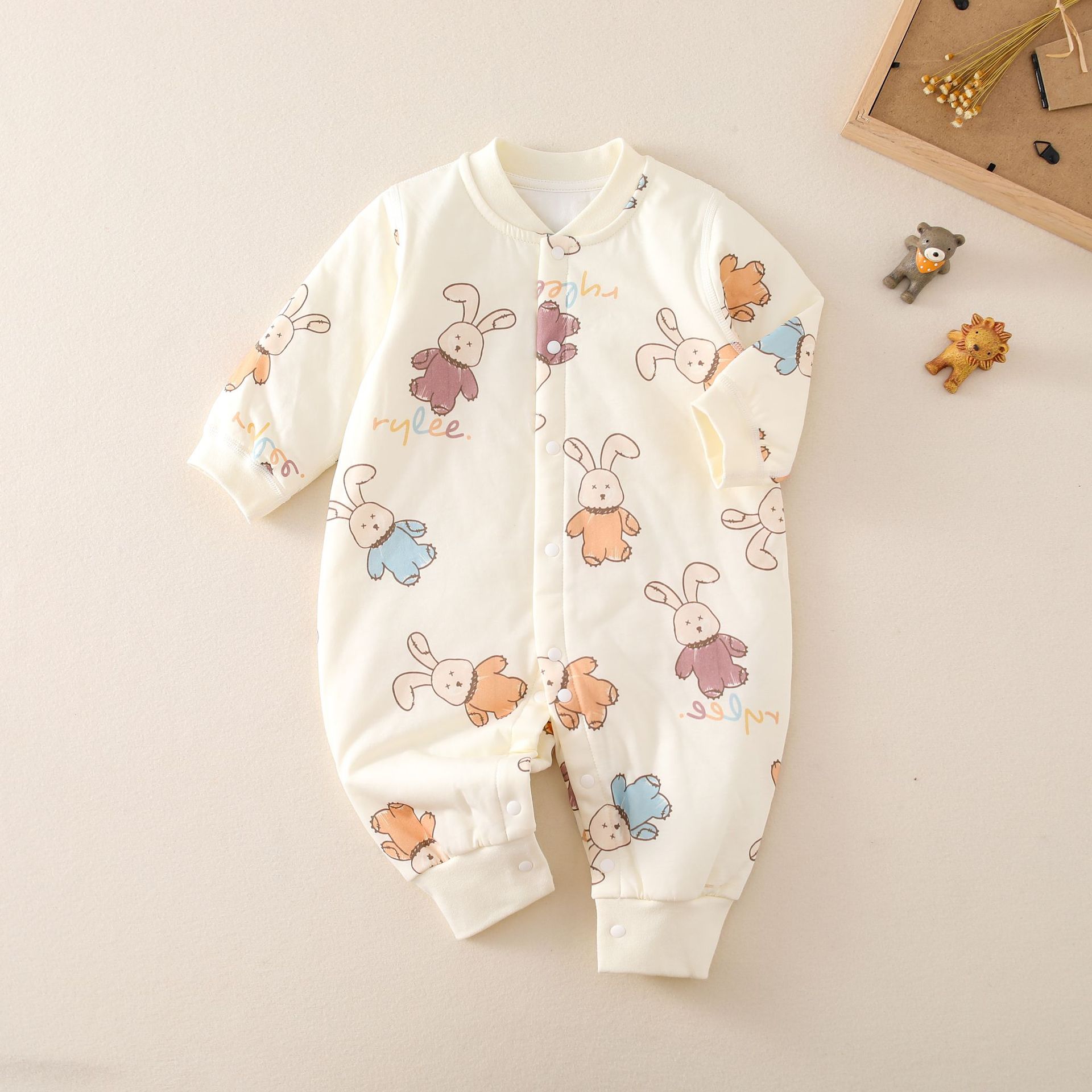 Ropa de bebé otoño y el invierno espesado 40g caliente mono deshuesado popular suave recién nacido clase un bebé acolchado mameluco