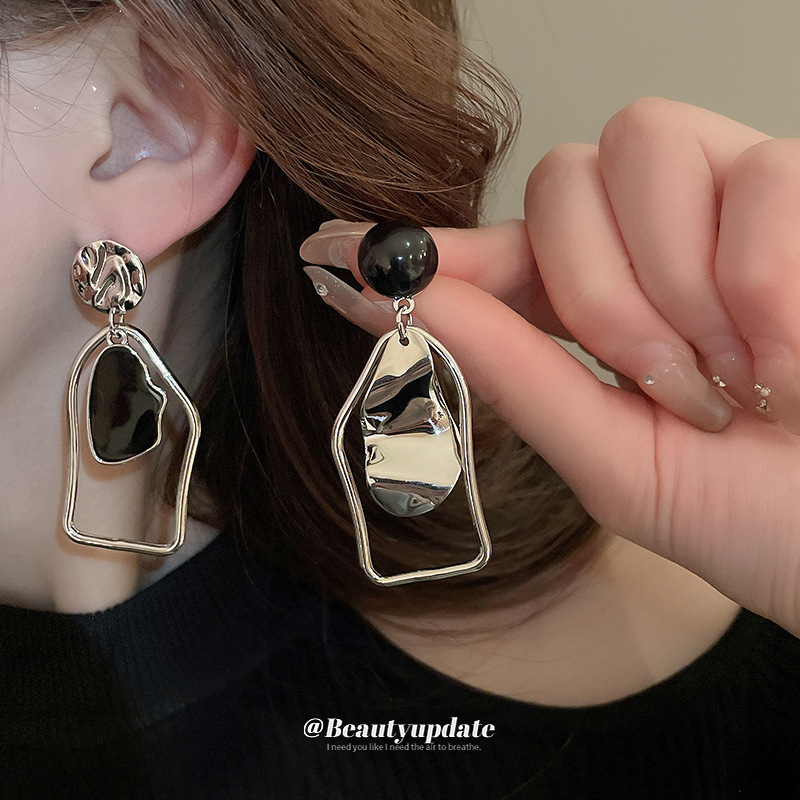 Pendientes de asimetría geométrica con pliegues de aguja de plata Pendientes irregulares de alta gama europea y americana Personalidad de nicho Pendientes nuevos para mujer