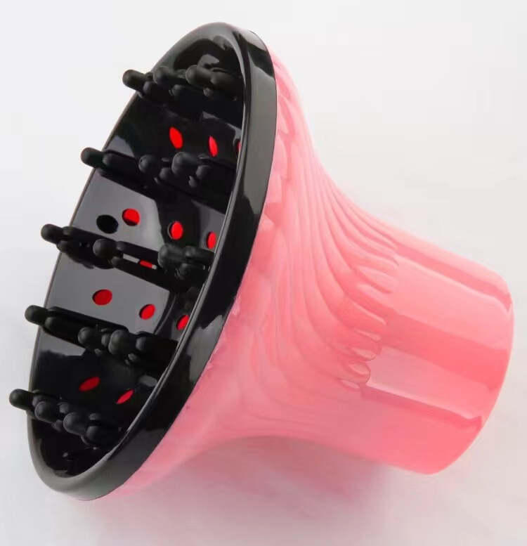 電気ドライヤーの風カバーがカールを吹いています。|undefined