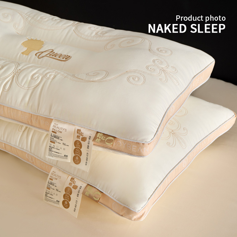 Un par de almohadas para la protección de la columna cervical en el hogar para ayudar a dormir. Dormitorio de estudiantes. Las niñas duermen cómodamente. Almohada baja individual
