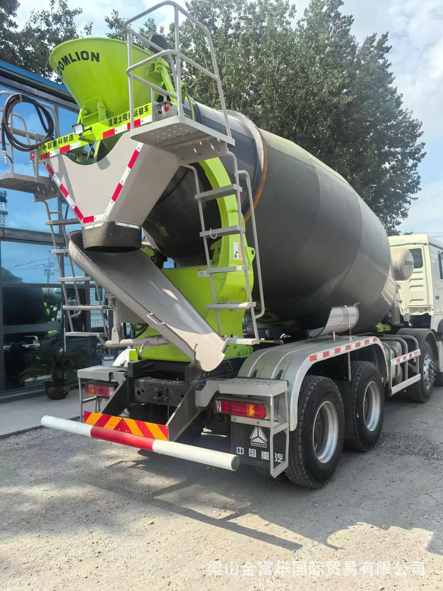 12-cubic-meter HOWO Zoomlion concrete mixer truck, front four and rear eight-wheel Sinotruk HOWO cement mixer tank truck, export model