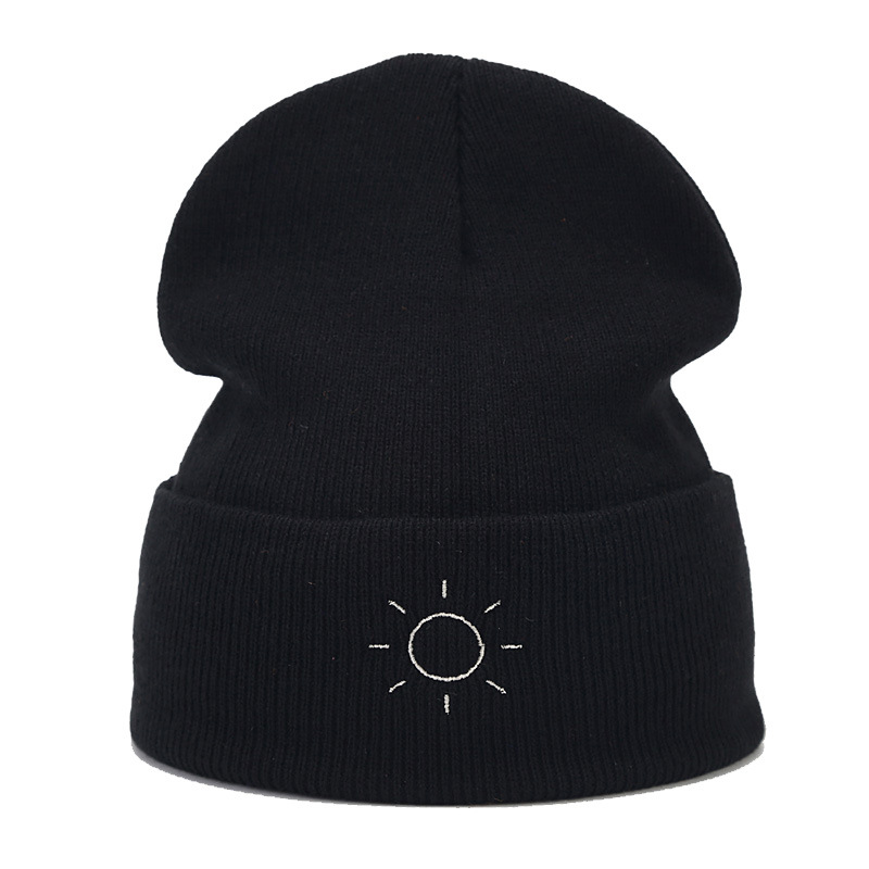 El otoño y el invierno nuevo sol simple bordado moda rizador pelo sombrero hombres y mujeres personalidad de la calle simple lana sombrero de punto