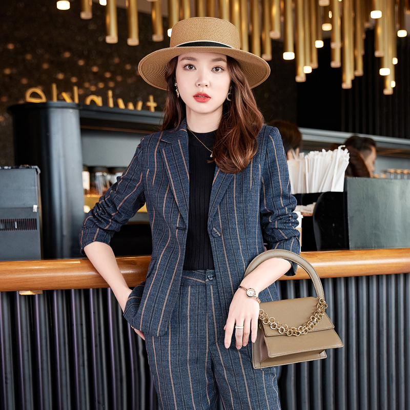 High-End Striped Blazer for Women, Autumn and Winter 2025 New Korean Style, Elegant Short Slim-Fit Professional Suit Set High-End Striped Blazer for Women, Autumn and Winter 2025 New Korean Style, Elegant Short Slim-Fit Professional Suit Set
