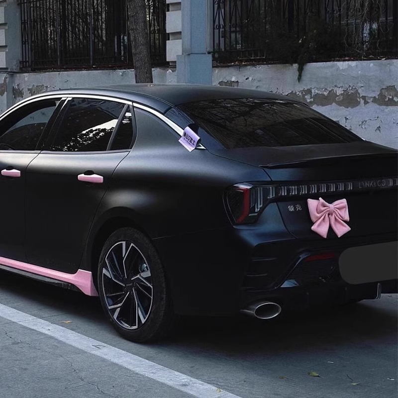 Decoración de la parte trasera del coche con lazo para mujer