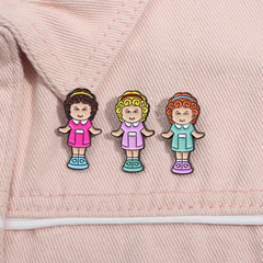 可愛卡通捲髮三胞胎小女孩造型合金胸針個性恐怖劇本殺系列徽章