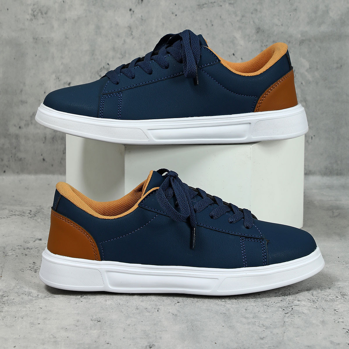 Jinjiang zapatos coreanos de moda skateboard de suela gruesa pareja zapatos deportivos casuales con suela suave zapatos blancos cómodos para mujeres