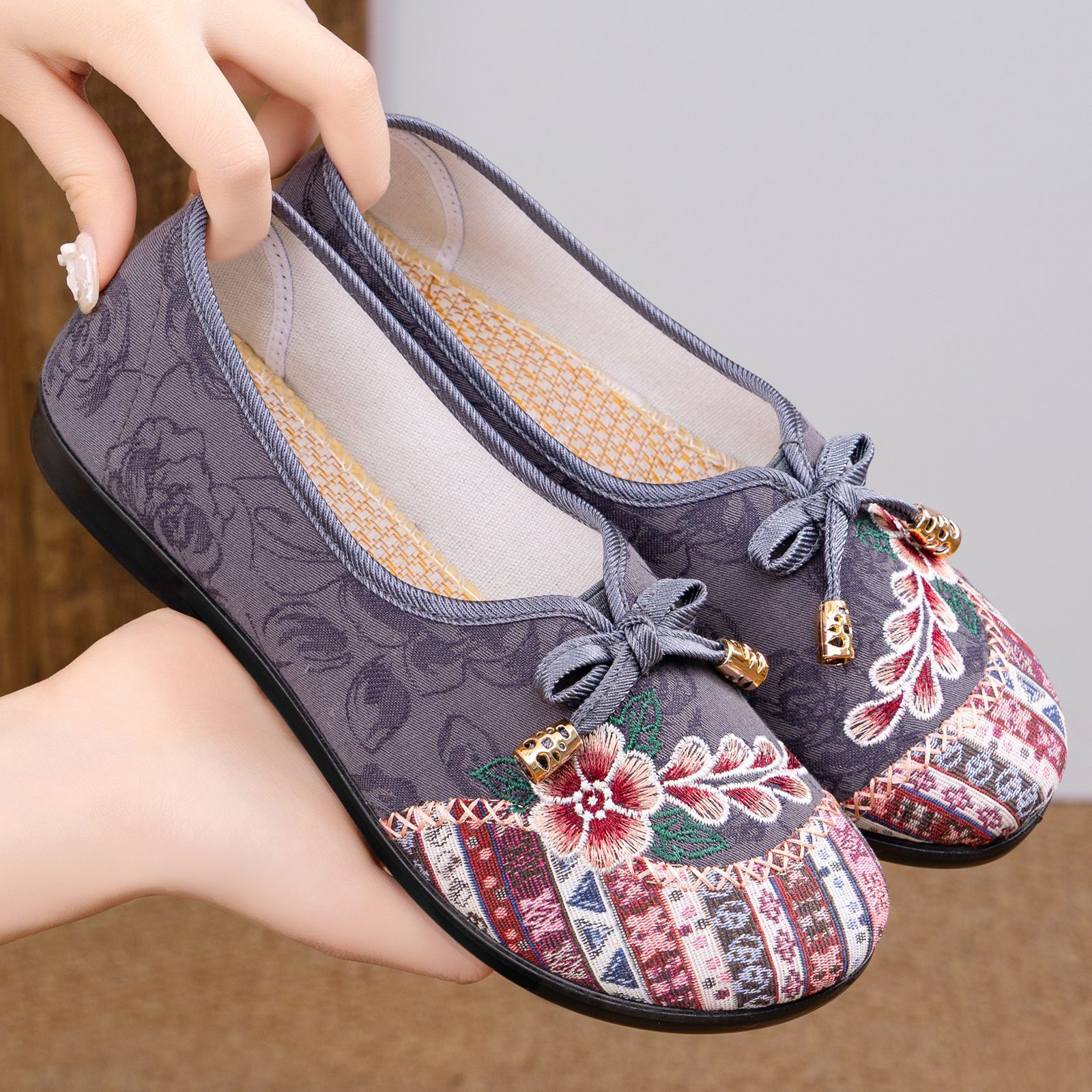 Viejos zapatos de tela de Beijing primavera zapatos de madre zapatos de mujer transpirables suela suave zapatos de mujer zapatos de baile superligeros cuadrados