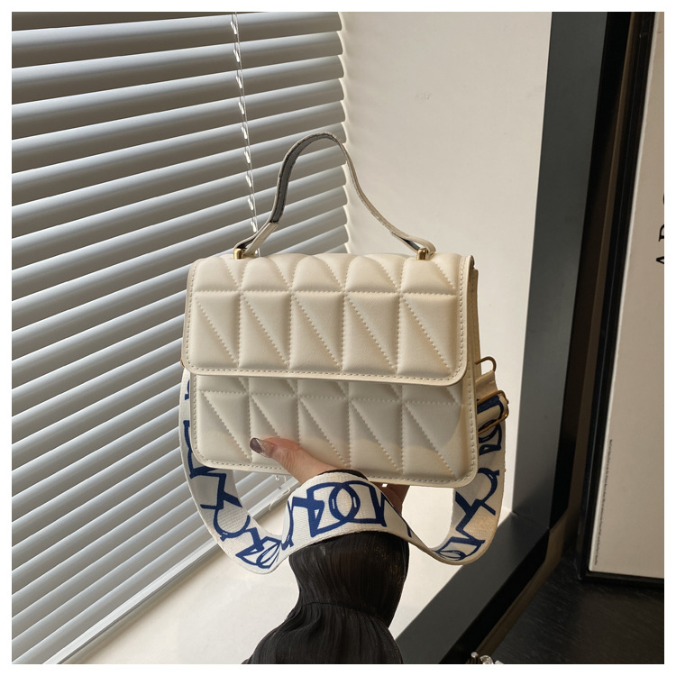 A stylish and simple diamond-shaped small square bag for the autumn and winter of 2024, featuring a solid color and a trendy single-shoulder bag for women undefined