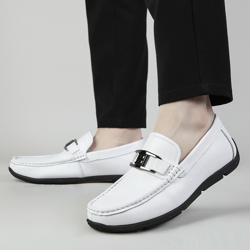 Nuevos zapatos blancos de los hombres de los holgazanes de la capa superior del zurriago del cuero genuino