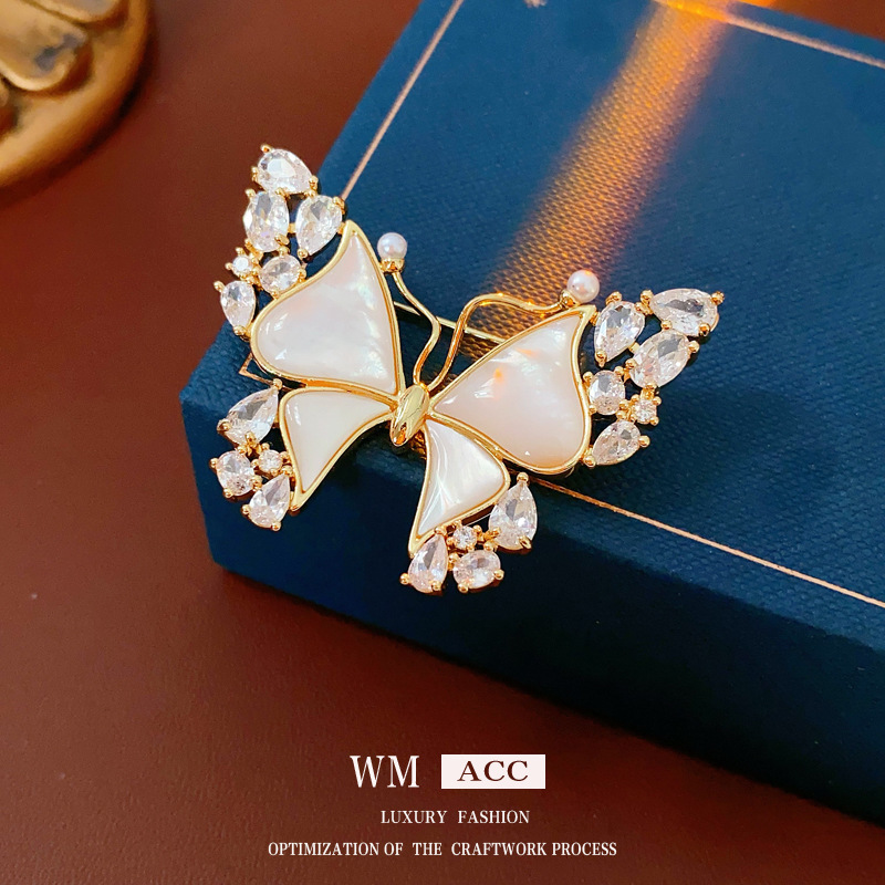 Broche de mariposa Fritillaria chapada en oro real de 18k, broche de lujo ligero retro francés, broche, accesorios de moda de alta gama, mujeres
