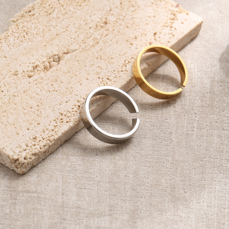 Anelli delicati impilabili bicolore, set di stratificazione in metallo misto di tendenza, fasce sottili minimaliste in oro e argento, simboli di stelle iniziali incisi, impilabili da 3 a 5 pezzi, moda_voghion.com