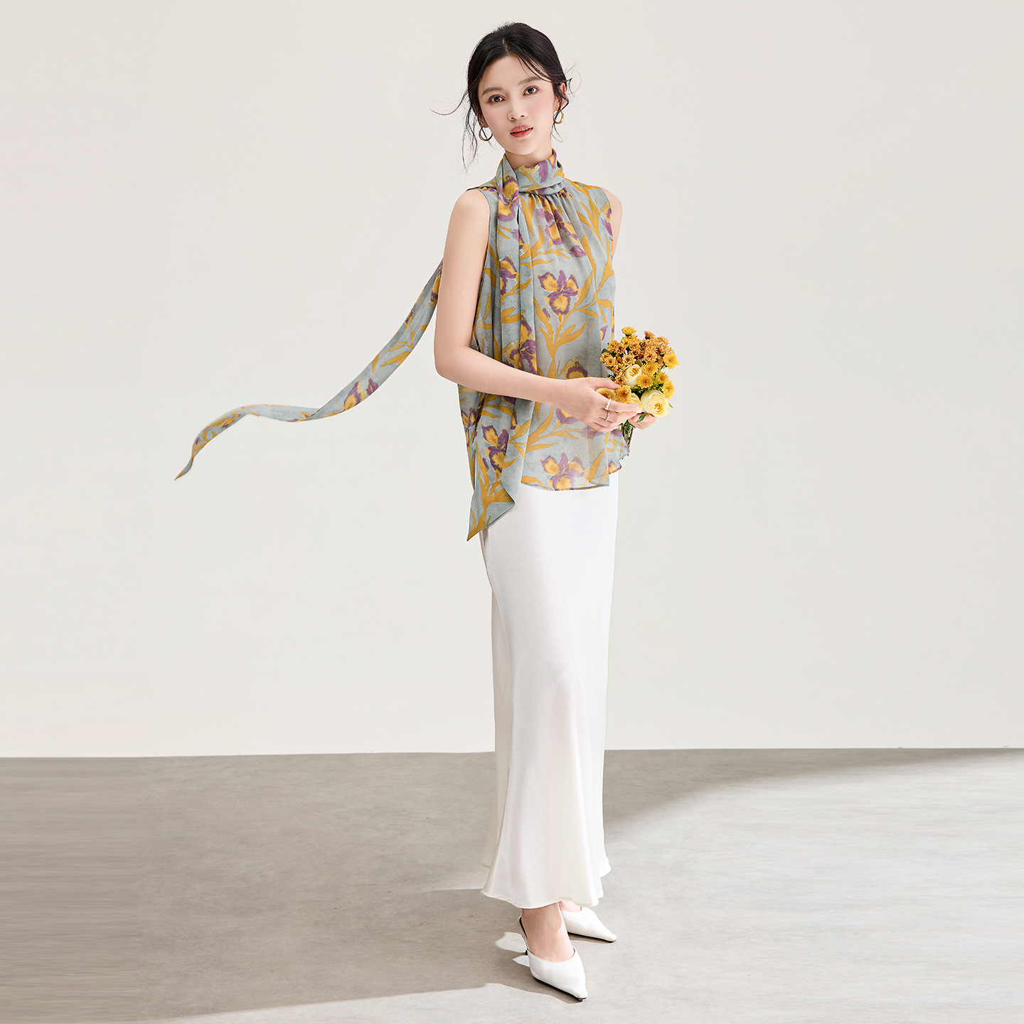 Áo hai dây nữ chất liệu chiffon in hoa, phối dây lụa, phong cách thanh lịch mùa hè — màu xám