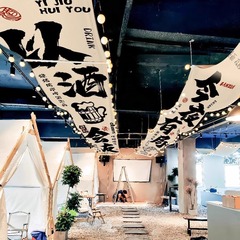 居酒屋の天幕テントのオーダーメードのバーの天井焼きの文字は天井の雰囲気感の背景の布の長い条を飾ります。