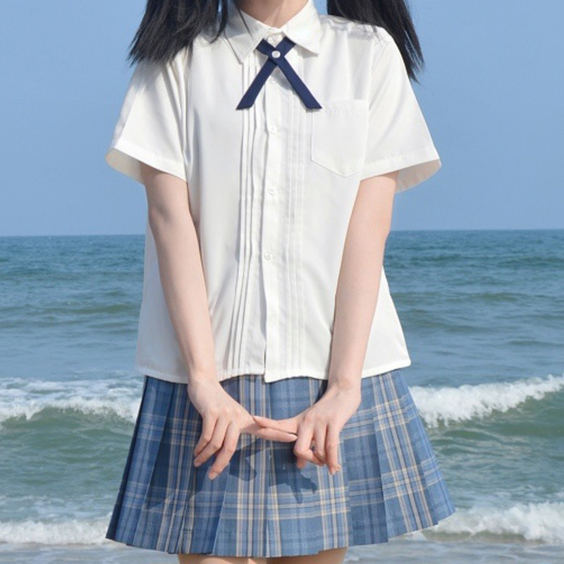 High-quality accordion pleated JK uniform, authentic Japanese style, basic long-sleeved black and white shirt with pointed collar and round neck.