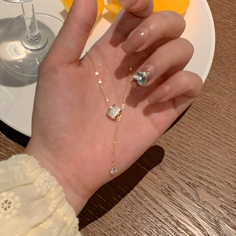 Collar de acero de titanio retro coreano Colgante de perlas de alta calidad de todo fósforo femenino Estilo ins Joyas de cadena de clavícula de nicho al por mayor