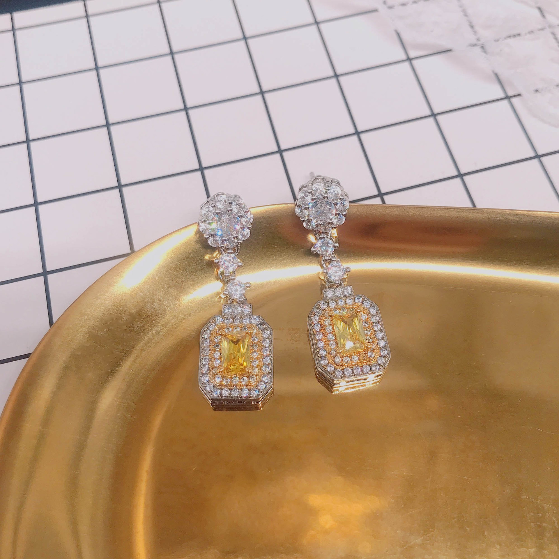 Nuevos Pendientes De Diamantes Cuadrados Amarillos Con Micro Incrustaciones Joyería Para El Oído display picture 5