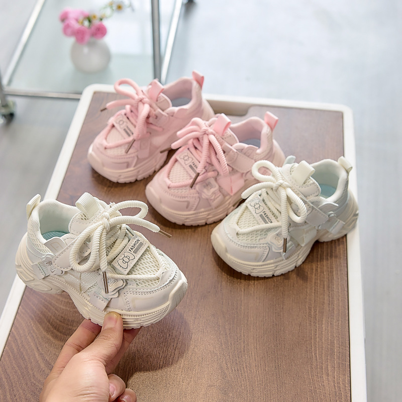 Zapatos deportivos para niños primavera nuevos zapatos de papá niñas respirables zapatos para bebés malos zapatos blancos universales zapatos simples en stock