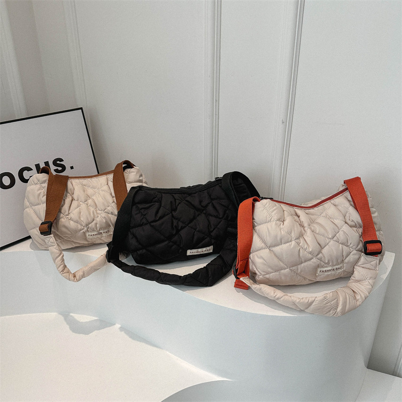 Bolso de algodón Lingge de invierno nuevo bolso de mensajero de hombro de mujer de hilo de bordar casual simple de moda bolso de alta capacidad