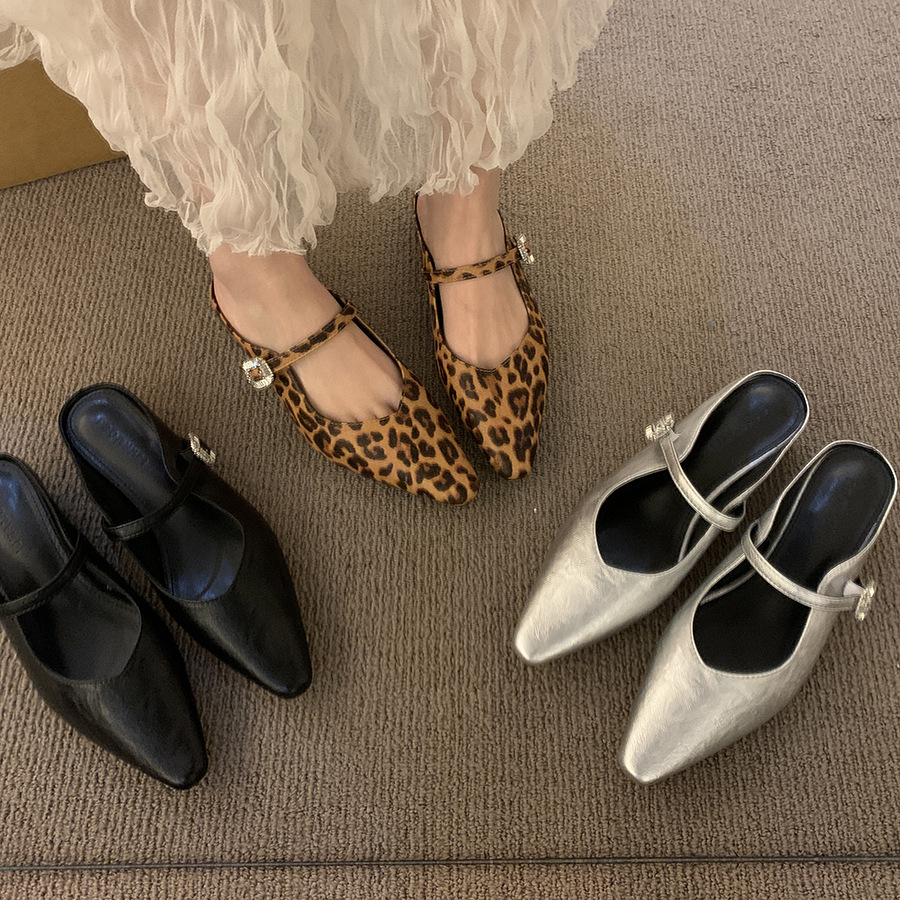 Retro women's slippers with hidden heel