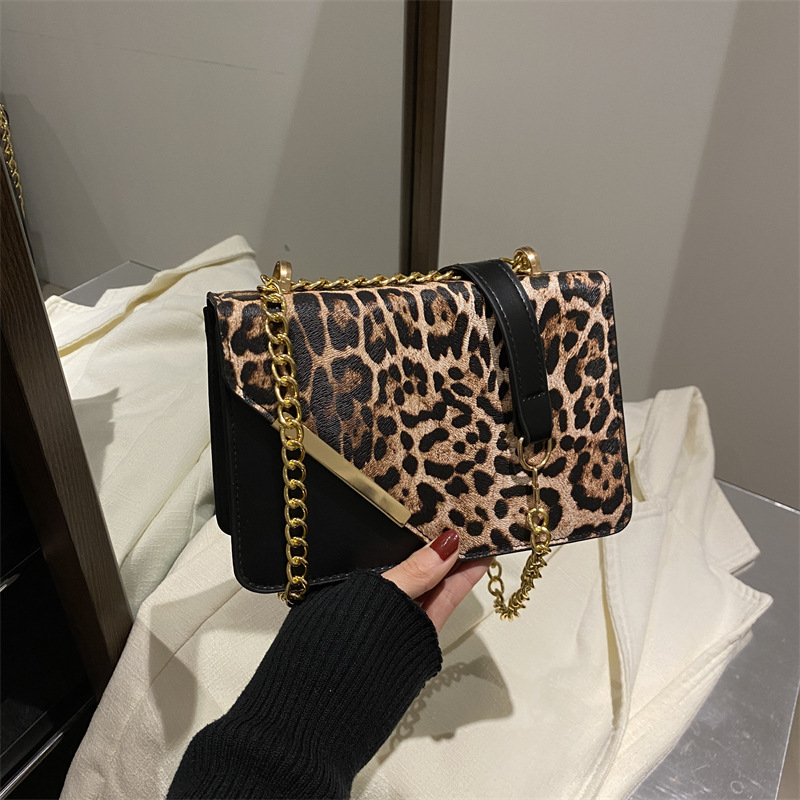 2024 nuevo bolso de hombro con estampado de leopardo de diseño de nicho, bolso de axila simple de moda, bolso de mensajero de cadena, bolso femenino personalizado