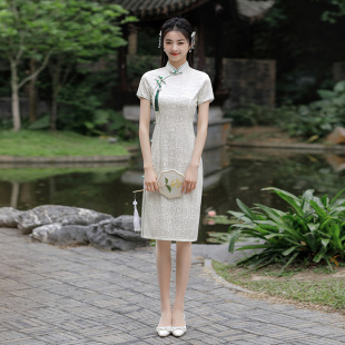 Young Cheongsam Mid-length 2024 Spring New Slim-fit Slimming Dress Retro Elegant Elegant Improved Cheongsam