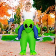 国境を越えてハロウィーンの子供宇宙人が人の半身を抱いて服装をしているパーティーは服装をしている