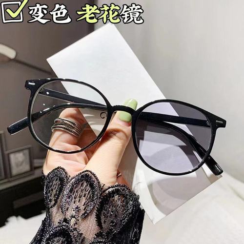 Light-sensitive color-changing reading glasses for women, stylish high-definition blue light filtering reading glasses for middle-aged and elderly people, day and night two-in-one presbyopia glasses